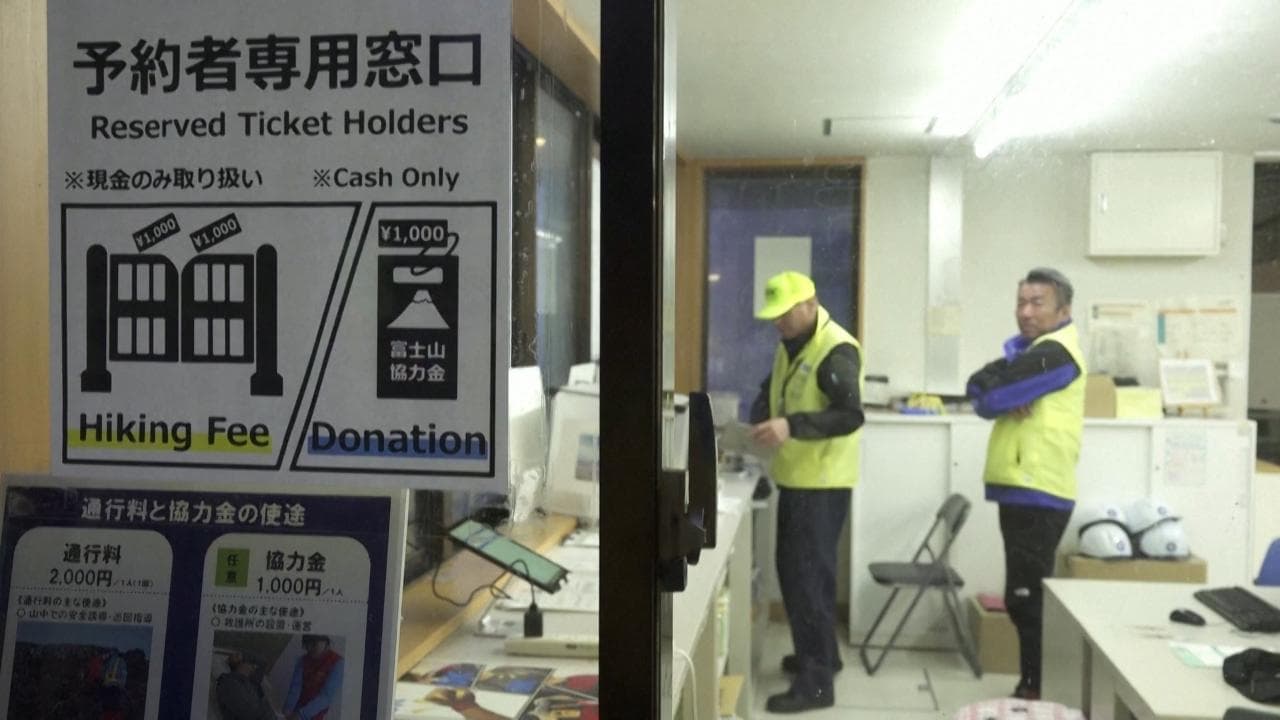 Giappone, da oggi l'ascesa al Monte Fuji a numero chiuso e con biglietto. Le autorità locali: "Troppi danni dai turisti"