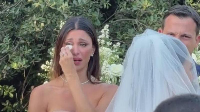 Belen Rodriguez piange commossa al matrimonio della sorella Cecilia con Ignazio Moser