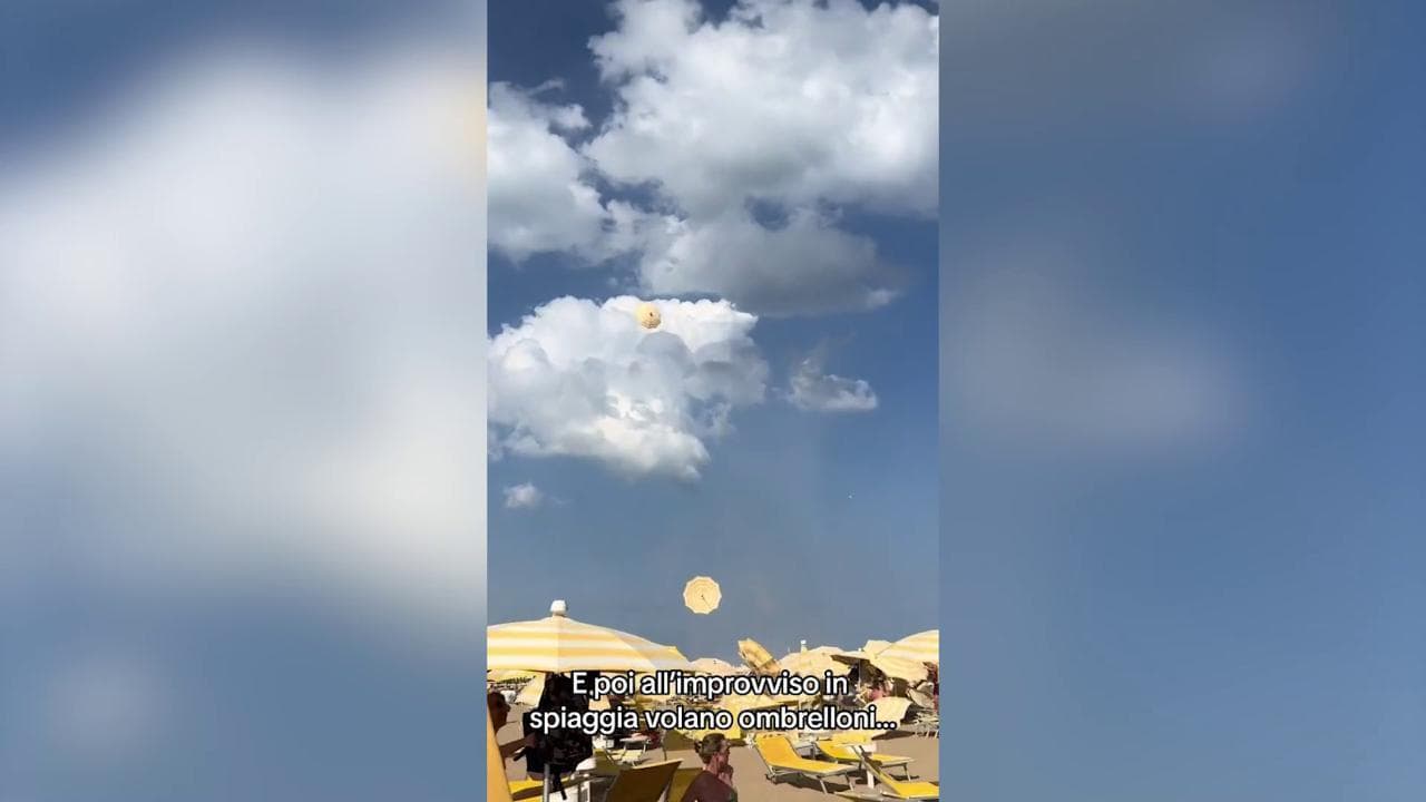 Jesolo, forte vento in spiaggia: le raffiche fanno volare via gli ombrelloni
