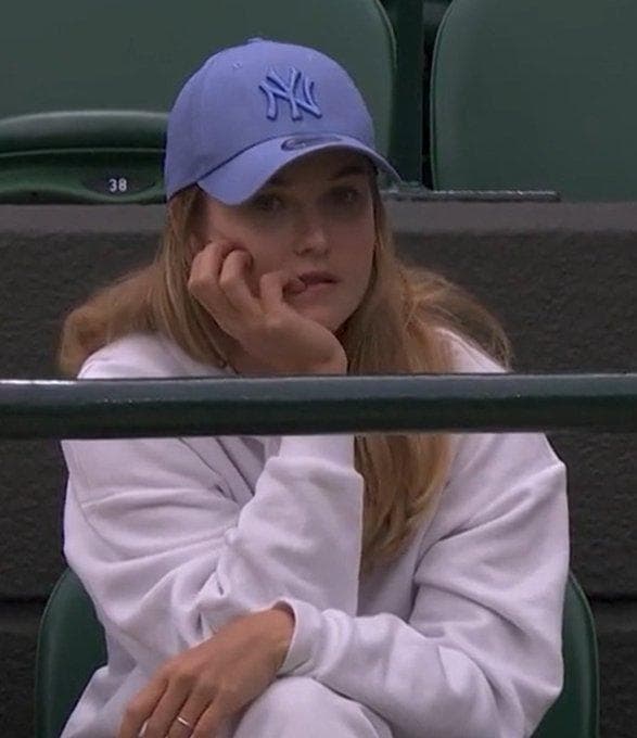 Anna Kalinskaya, la fidanzata di Sinner, segue il suo match in tribuna