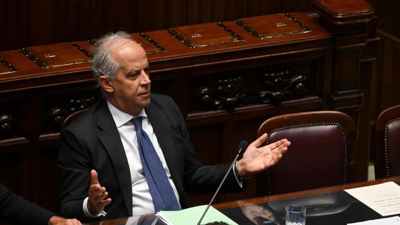 Piantedosi alla Camera bacchetta i giovani di FdI: “Ma l’antisemitismo è trasversale”