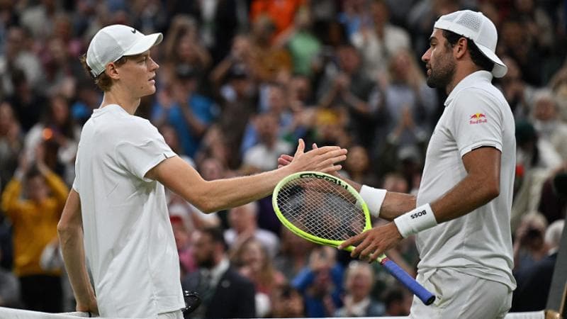 Il saluto a fine match tra Sinner e Berrettini
