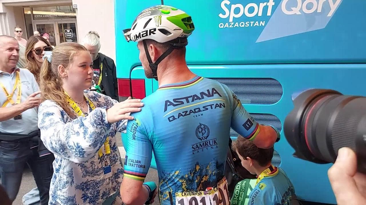 Tour de France, Cavendish saluta la moglie e i figli prima del via della tappa