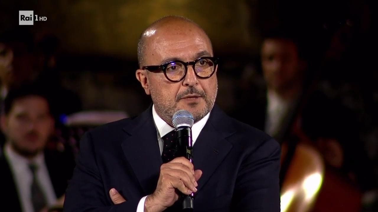 Sangiuliano fischiato al Taobuk ma la contestazione è tagliata: sulla Rai finiscono solo gli applausi