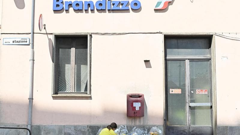 Il luogo dell'incidente presso la stazione ferroviaria di Brandizzo dove un treno ha investito cinque operai che lavoravano sui binari, 1 settembre 2023 ANSA/ALESSANDRO DI MARCO
