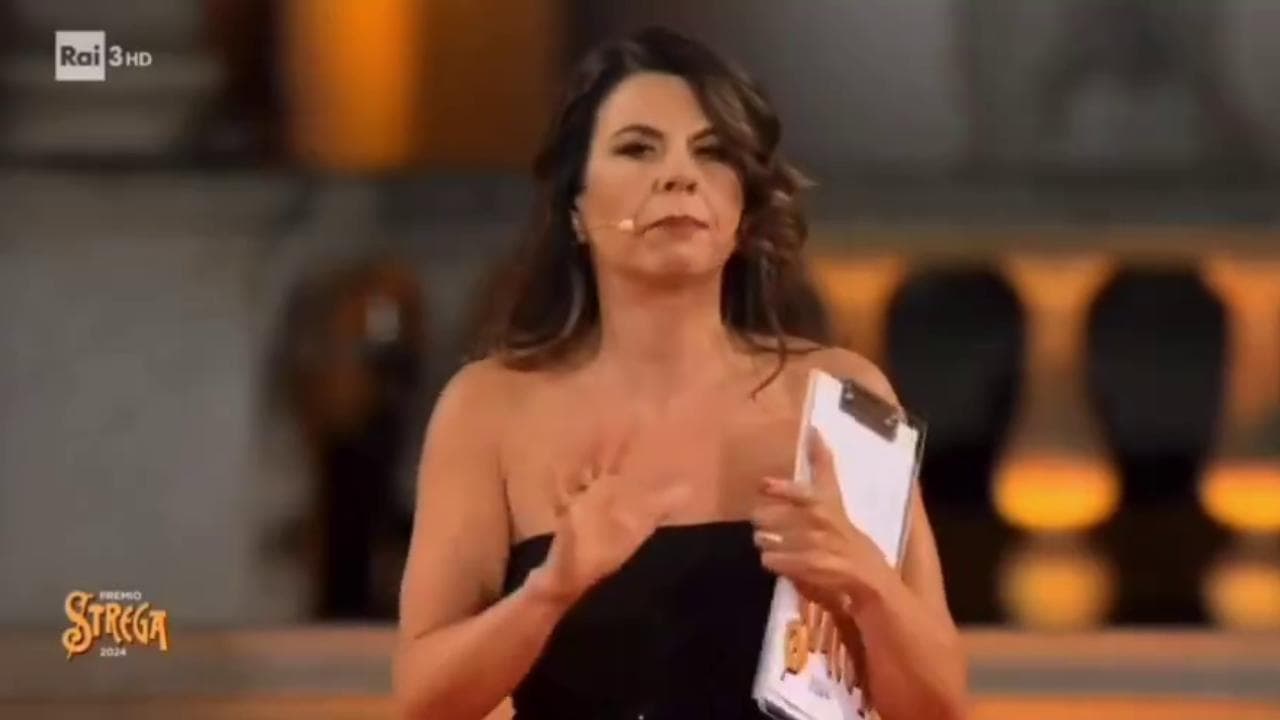 Geppi Cucciari al Premio Strega ancora battute su Sangiuliano: "Applaudite che non possiamo coprire i fischi"