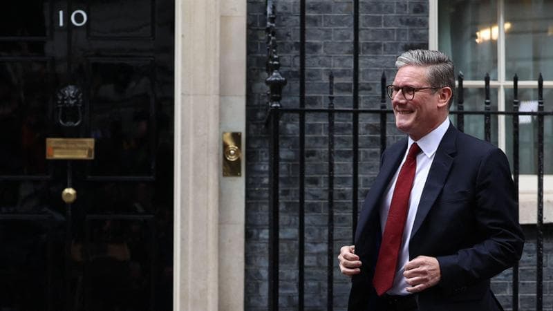 Il nuovo primo ministro Keir Starmer arriva a Downing Street