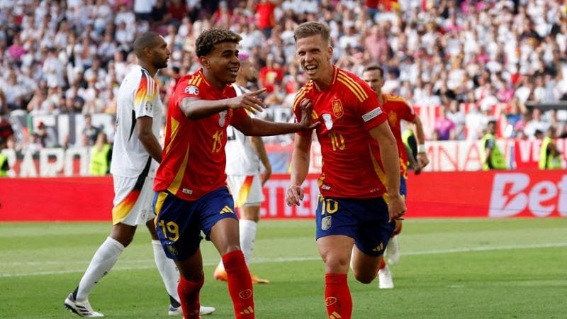 Dani Olmo esulta dopo il gol