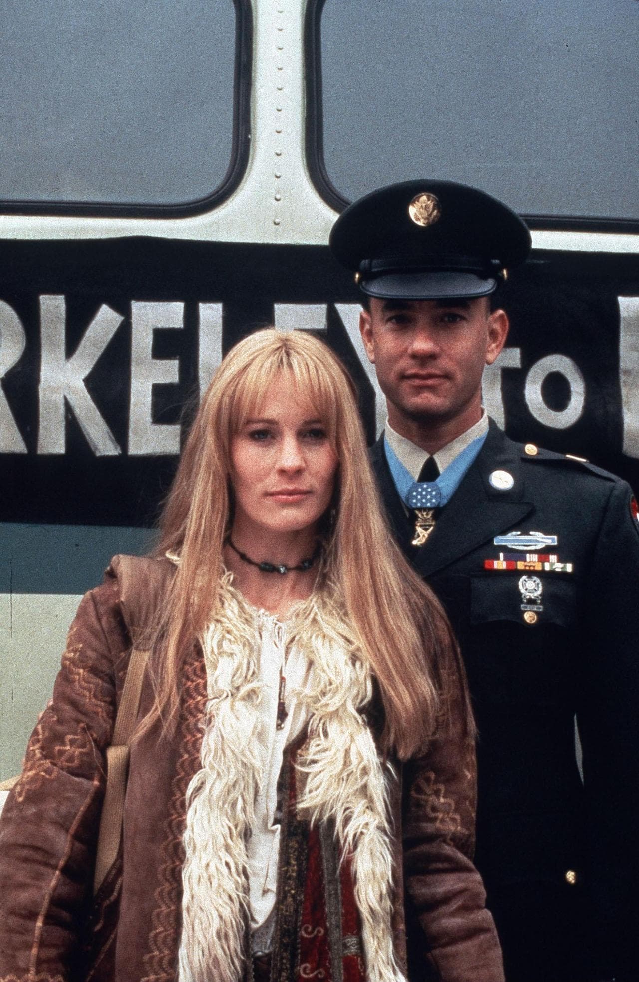 FORREST GUMP [US 1994] ROBIN WRIGHT PENN AND TOM HANKS  A PARAMOUNT PICTURE     Date: 1994