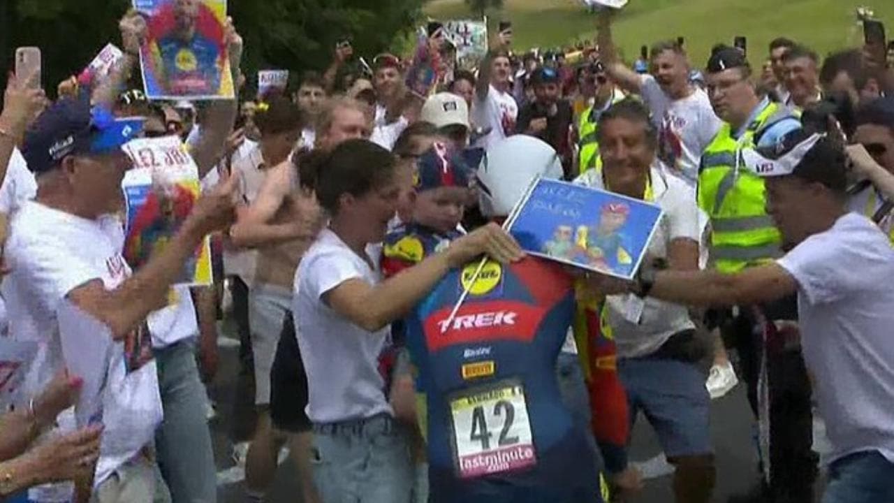 Bernard multato durante il Tour de France per un bacio alla moglie e al figlio