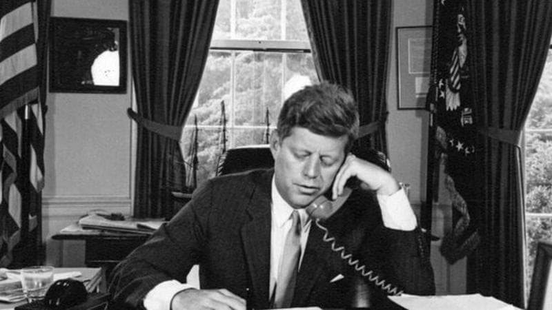 Non solo Berlusconi. Da Jfk a Robin Hood, tutti gli aeroporti intitolati a personaggi famosi