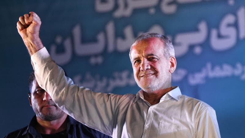 Iran, chi è il nuovo presidente Pezeshkian, il medico della teocrazia che vuole un dialogo diverso con l’Occidente