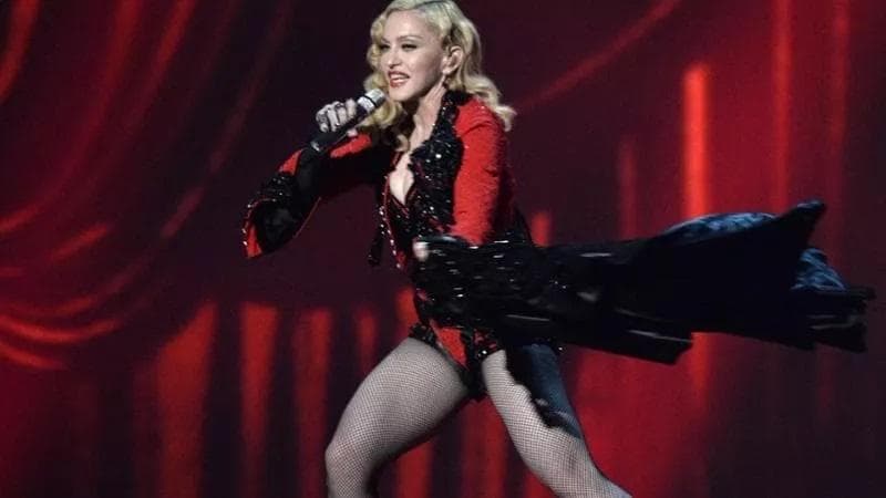 Madonna festeggia un anno dalla “guarigione miracolosa”: “Ero quasi morta: la vita è bella”