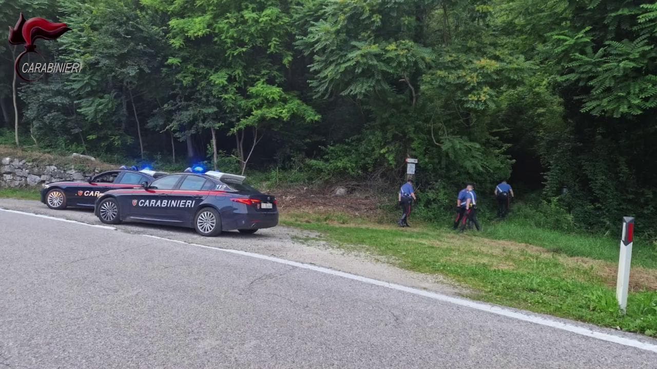 Stalker sequestra madre e figlio di 5 anni, la chiamata del marito al 112: "Hanno un coltello alla gola"