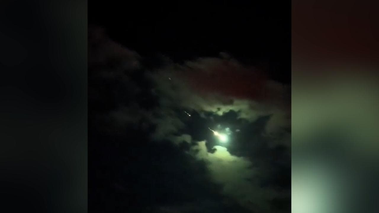 Spettacolare meteora illumina i cieli della Turchia: la scia luminosa catturata in un video