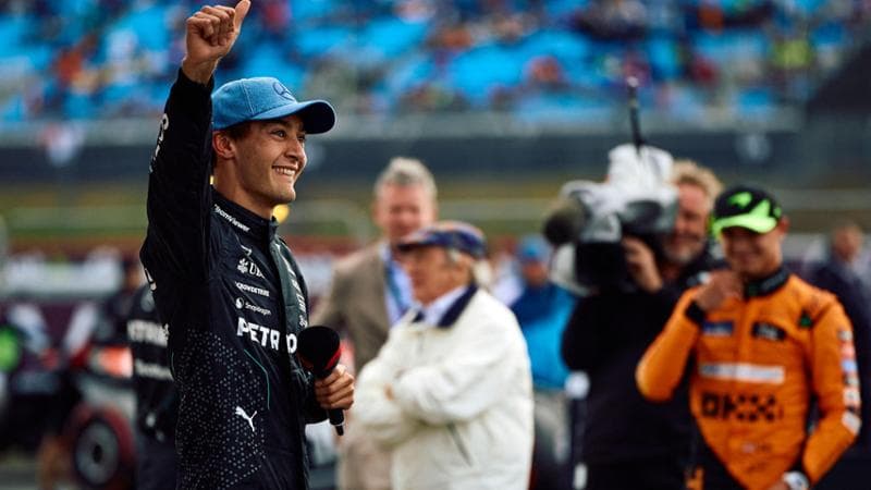 George Russell festeggia la pole