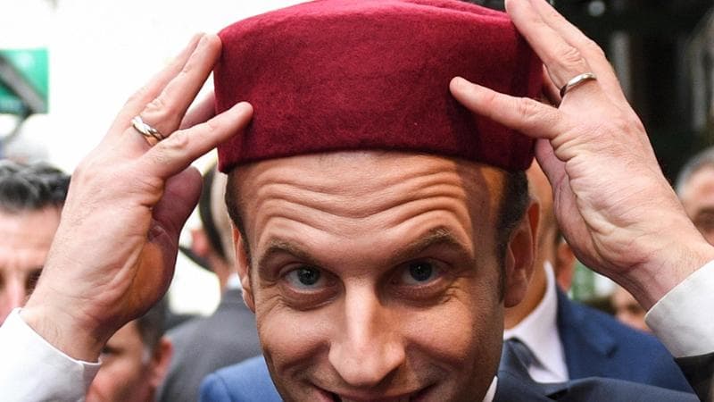 Emmanuel Macron prova un fez
