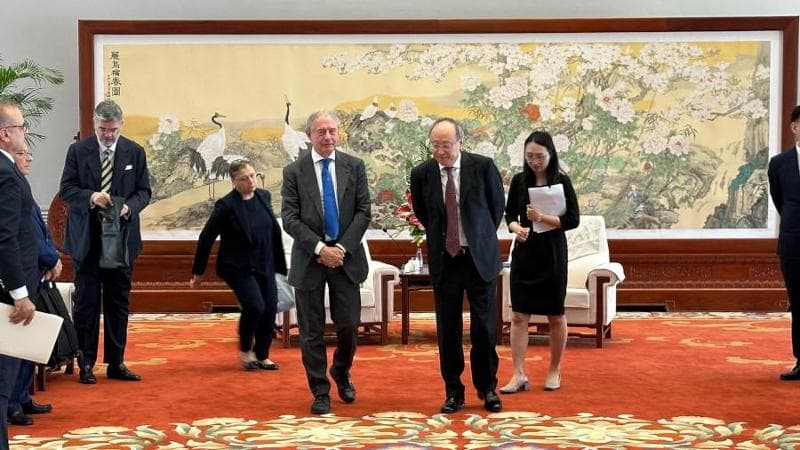 Il ministro delle Imprese, Adolfo Urso, durante la visita in Cina dove ha incontrato rappresentanti del governo e manager dell’industria auto