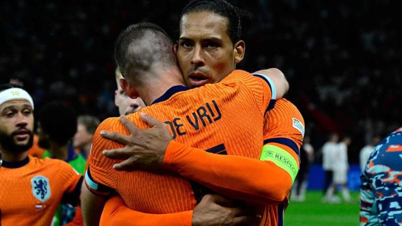 L'abbraccio tra i difensori dell'Olanda De Vrij e Van Dijk