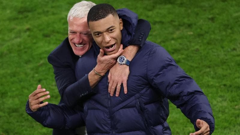 Didier Deschamps e Kylian Mbappé festeggiano la vittoria contro il Portogallo