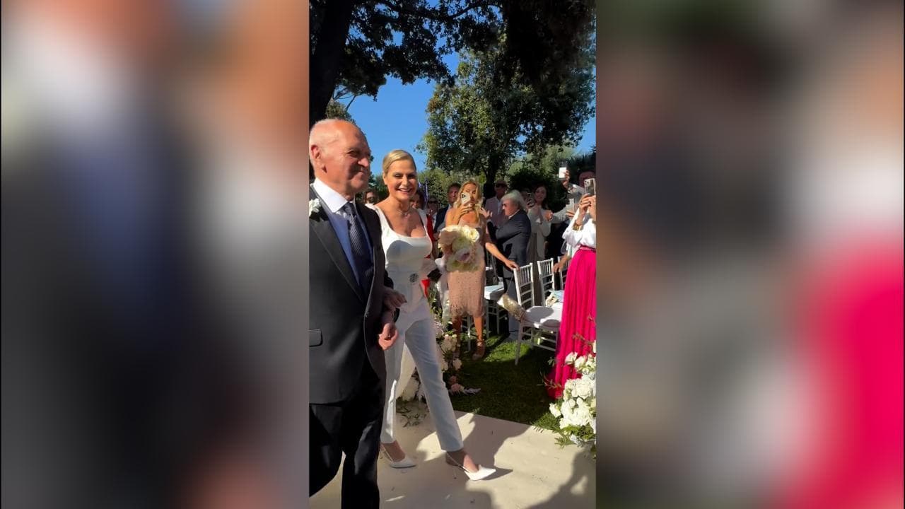 Simona Ventura e Giovanni Terzi hanno detto sì: l'arrivo degli sposi all'altare