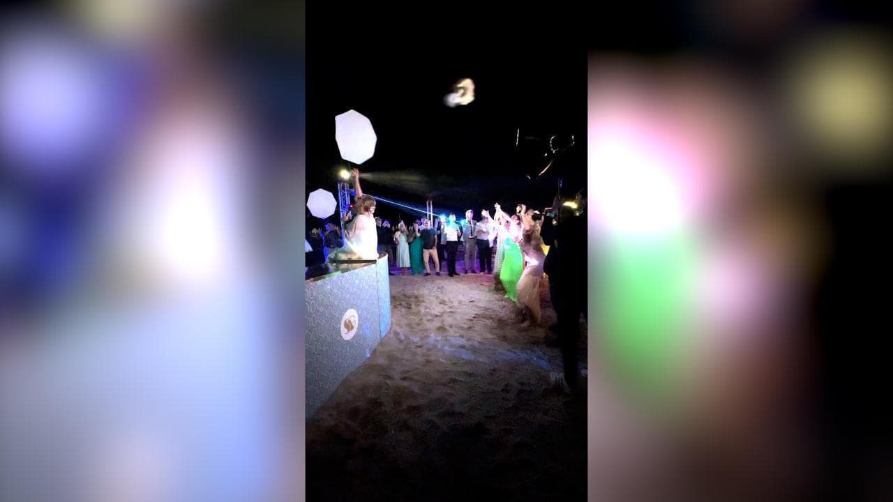 Matrimonio Simona Ventura, il bouquet conteso tra Valeria Marini e un'altra ospite finisce a brandelli