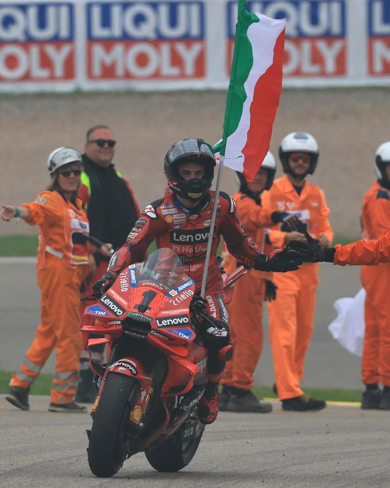 Bagnaia vince il MotoGp in Germania, caduta per Martin - la Repubblica