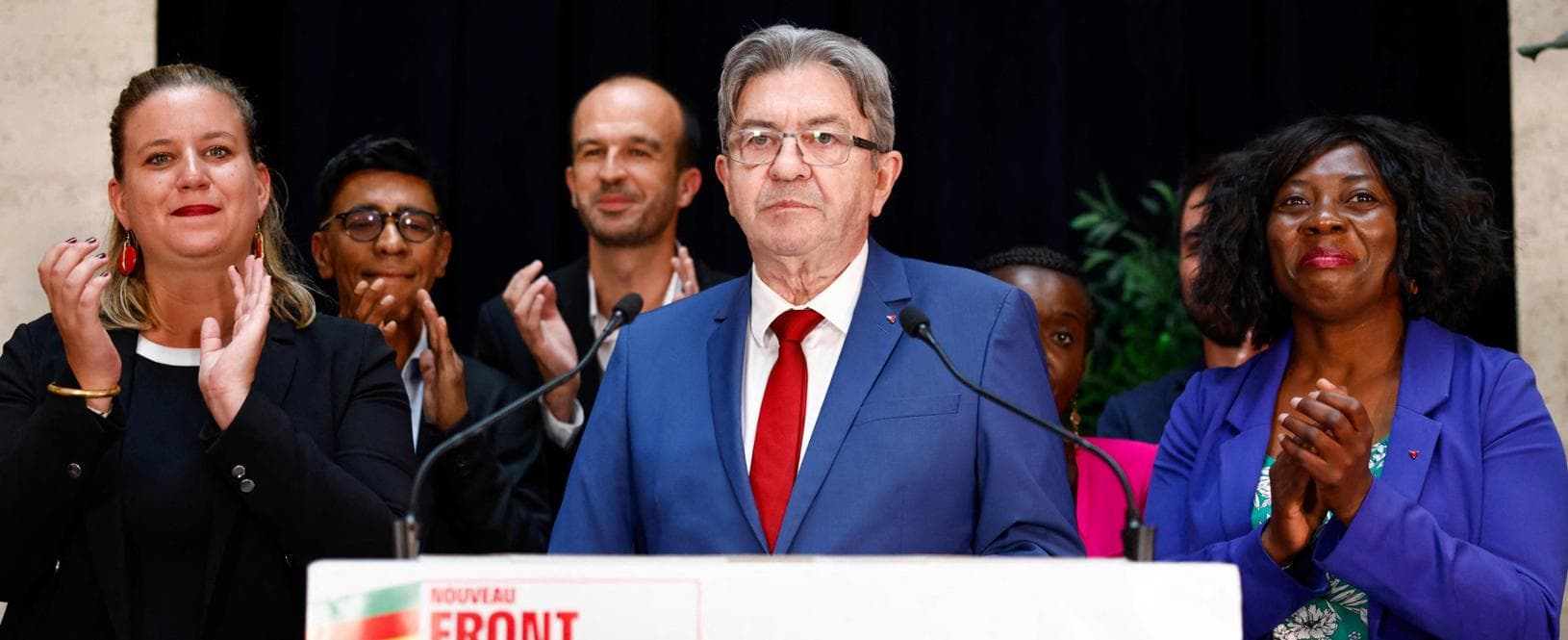 Risultati elezioni in Francia. Dati finali, 182 seggi Nfp, 168 Ensemble, 143 RN. Trionfa Mèlenchon: “Dobbiamo governare noi”. Le Pen sconfitta. Il premier Attal: “Domani presenterò dimissioni a Macron”. Scontri nelle città