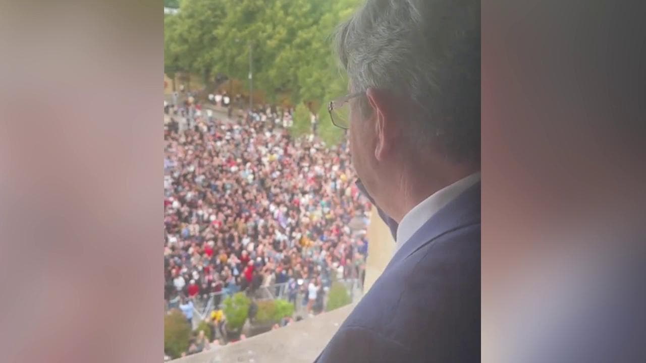 Elezioni in Francia; Mélenchon si affaccia sulla piazza esultante