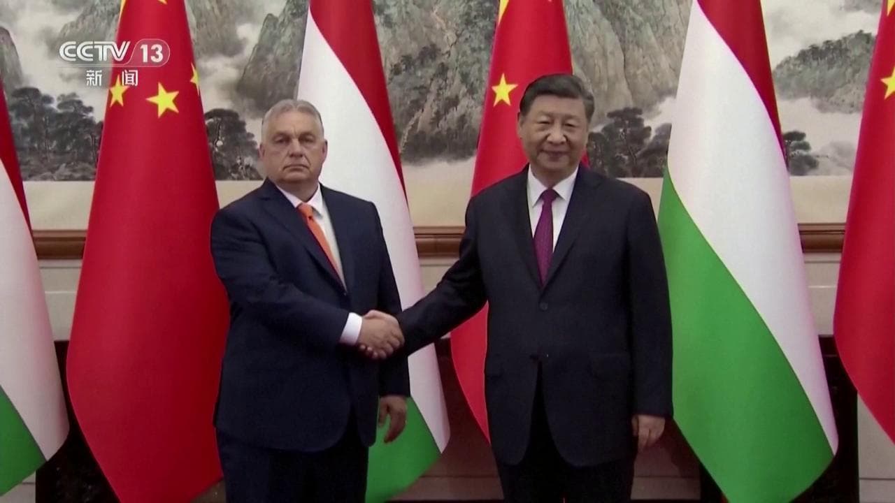 Pechino, Orban incontra Xi : "Una missione di pace". Ma Spagna e Germania: "Nessun mandato dall'UE"