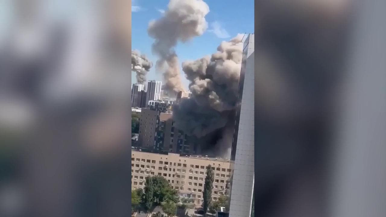 Ucraina, il momento in cui il missile colpisce l'ospedale pediatrico di Kiev