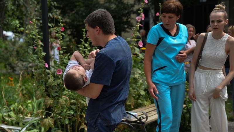 I missili russi su Kiev fanno un’altra strage: centrato l’ospedale che cura i bambini