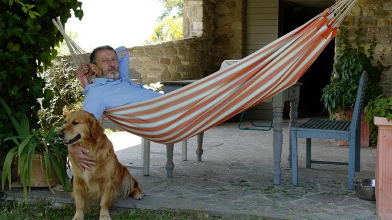 Il nostro Michele Serra sull'amaca della sua casa in Val Tidone. Foto di Concetto Vecchio
