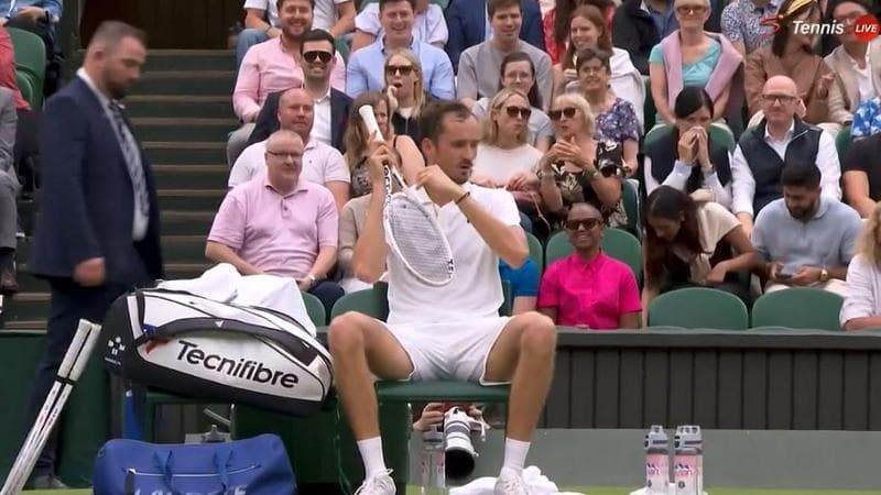 Il gesto del violino di Medvedev contro il pubblico, lo stesso fatto ieri da Djokovic