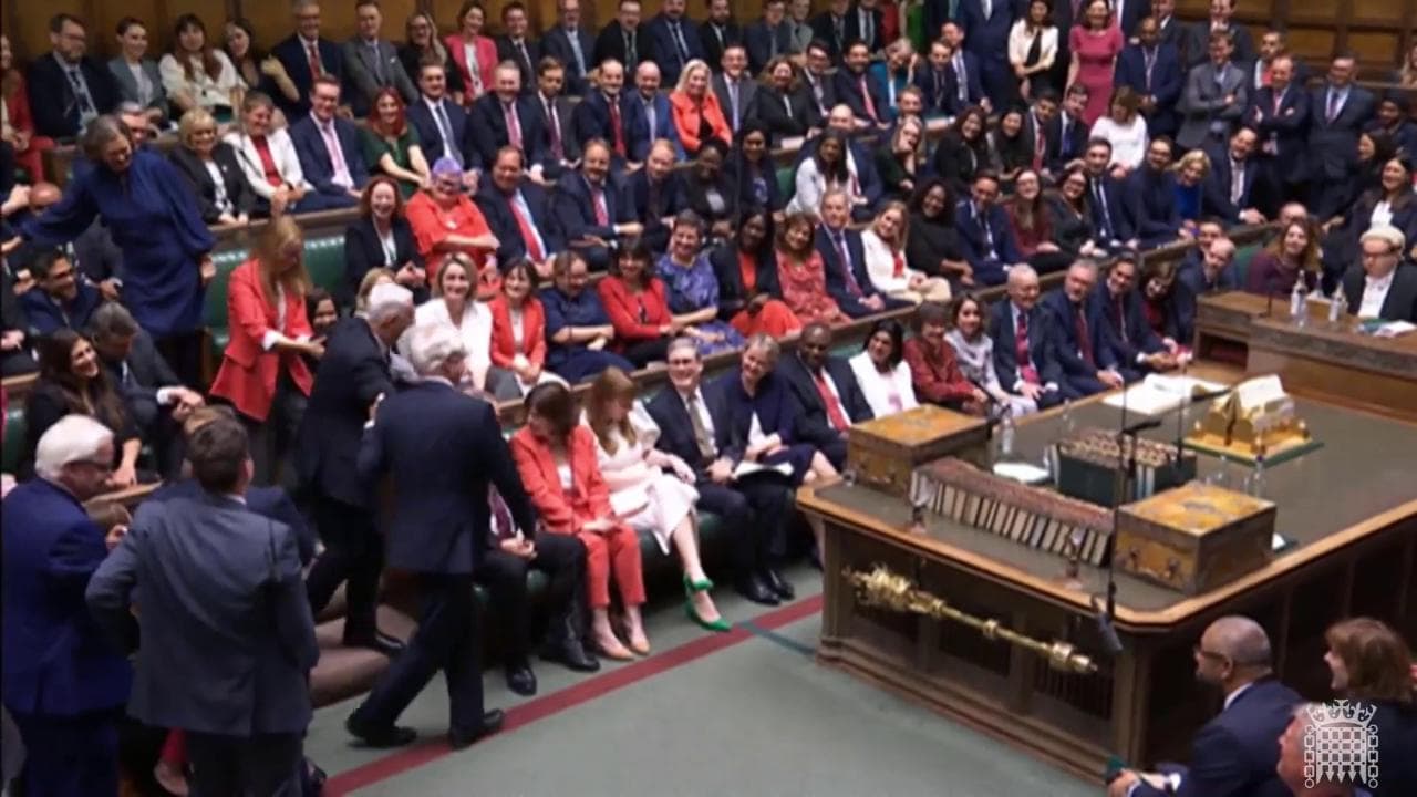 Londra, lo Speaker della Camera dei Comuni "trascinato" alla sedia di presidenza secondo la tradizione parlamentare