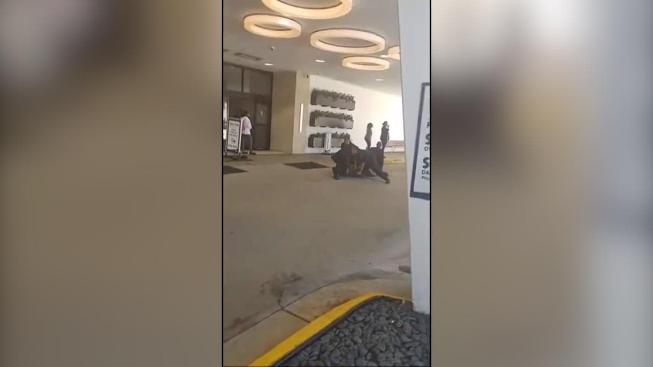 Usa, immobilizzato dalla sicurezza, implora aiuto ma muore soffocato. La famiglia: "Lui come George Floyd"
