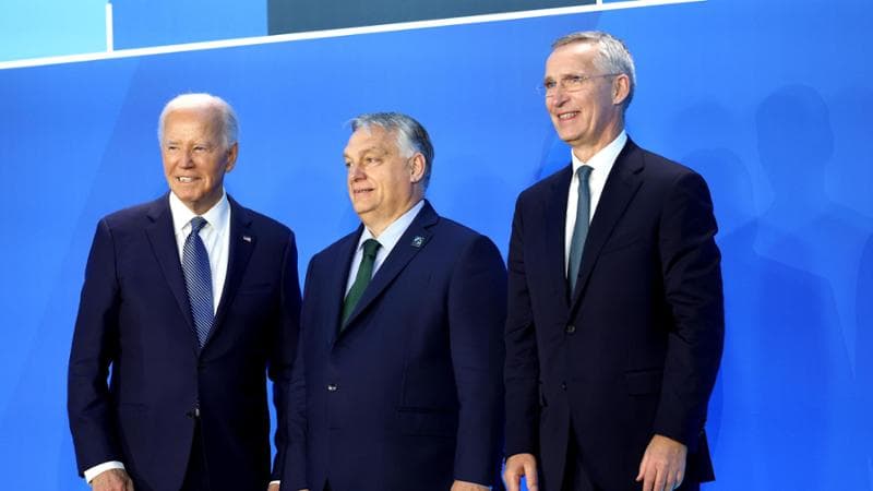 Il premier ungherese Orban tra il presidente americano Biden e il segretario della Nato Stoltenberg