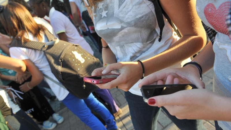 Scuola, Valditara ribadisce: stop ai cellulari in classe fino alla terza media