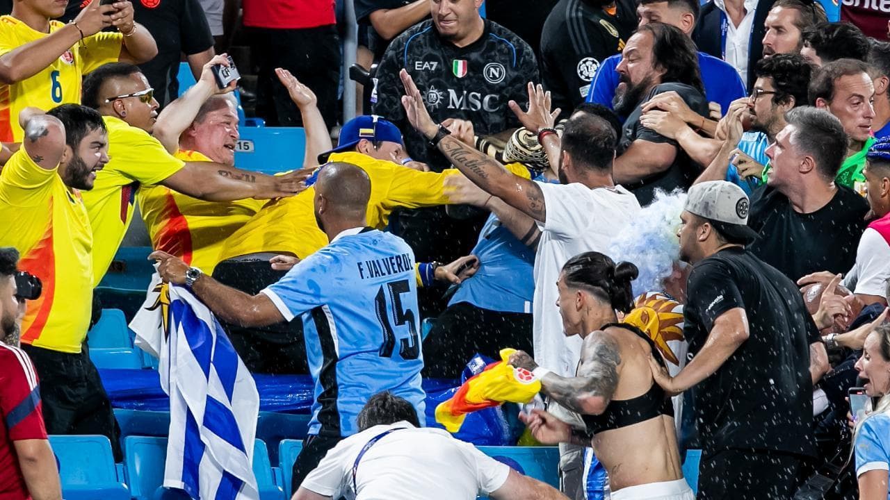Colombia-Uruguay, l'attaccante Darwin Nunez salta in tribuna e prende a pugni i tifosi per difendere la sua famiglia