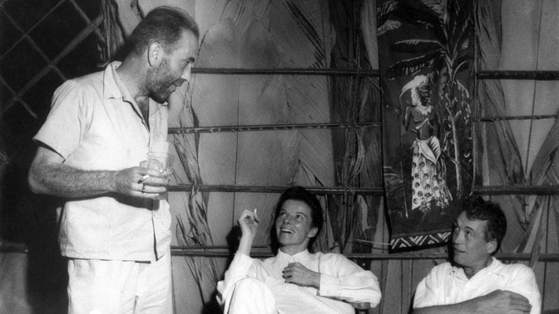 Da sinistra, Humphrey Bogart, Katharine Hepburn e John Huston sul set di La regina d’Africa (1951). Masheter Movie Archive / Alamy / IPA