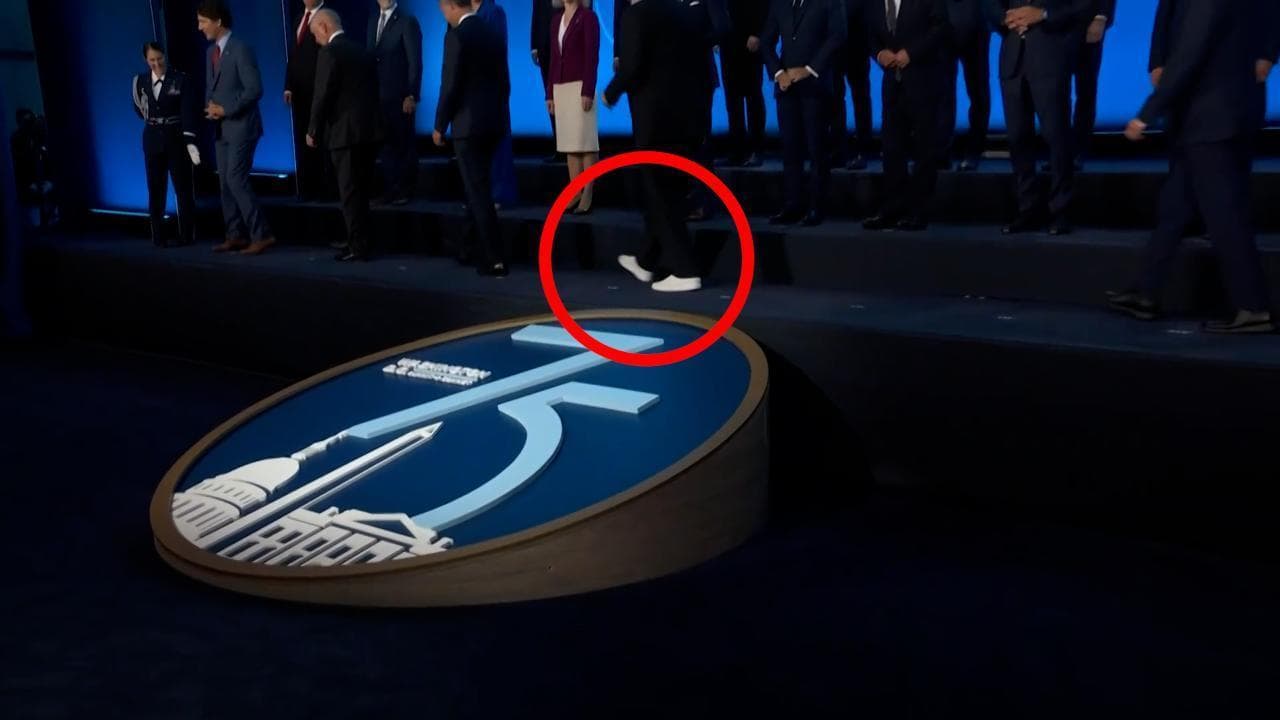 Vertice Nato, il premier albanese Rama indossa un paio di sneakers bianche. E Macron approva