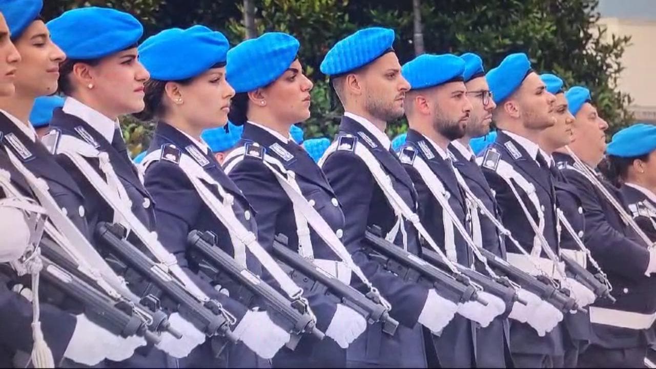 "Chi sono i migliori?", "Noi, noi, noi!". Delmastro incita i nuovi agenti della penitenziaria. Iv: "Rievoca il coro fascista"