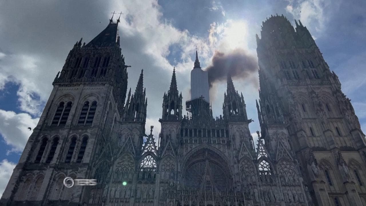 Francia, in fiamme la guglia della cattedrale di Rouen: Domato l'incendio della cattedrale amata da Monet