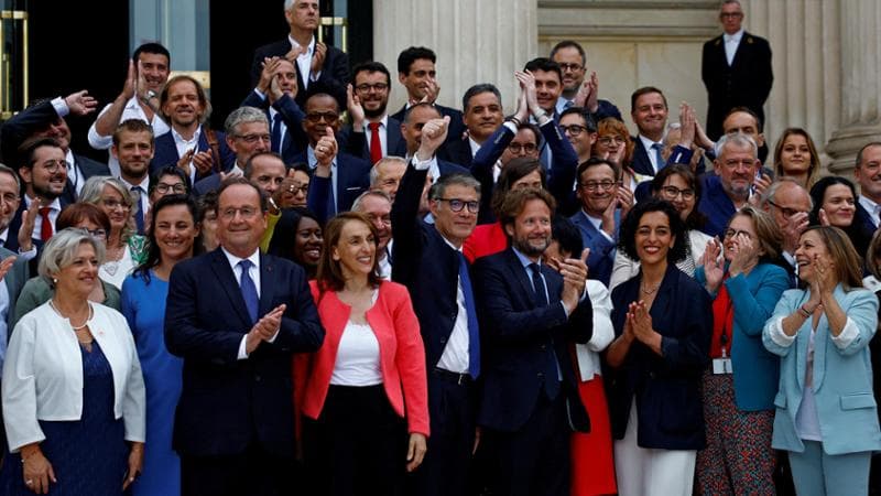 I deputati socialisti all'Assemblée Nationale, al centro l'ex presidente François Hollande