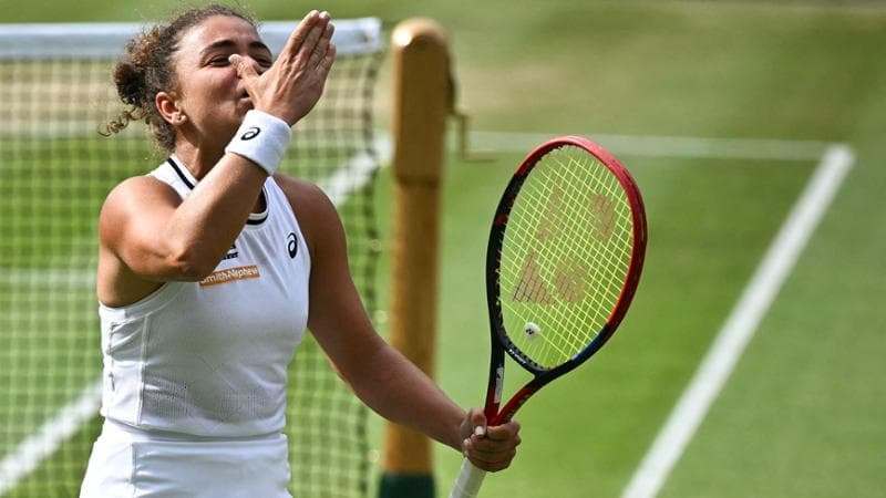 Jasmine Paolini esulta dopo la vittoria con Donna Vekic
