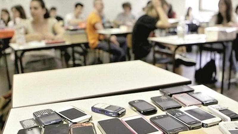 La scuola senza smartphone si rifiuta di capire il mondo