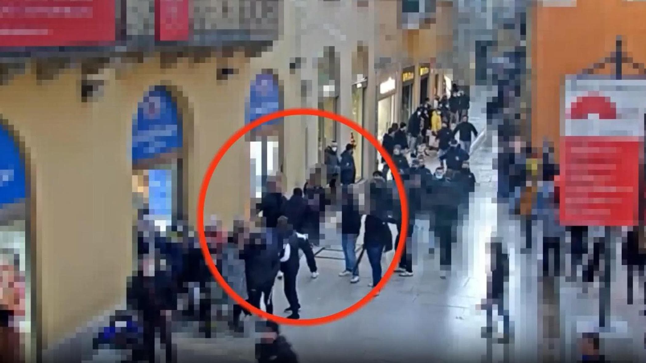 Verona, yedi sağcı aşırılıkçı şiddet ve tehdit nedeniyle tutuklandı. Nefret ve ırk ayrımcılığının ağırlaştırıcı nedeni kabul edildi