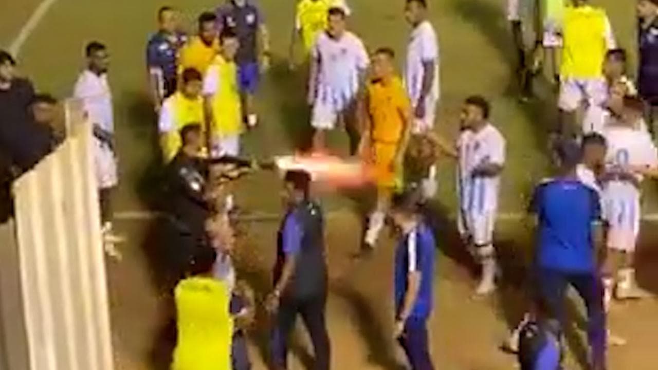 Brasile, rissa in campo: il poliziotto spara ad un giocatore