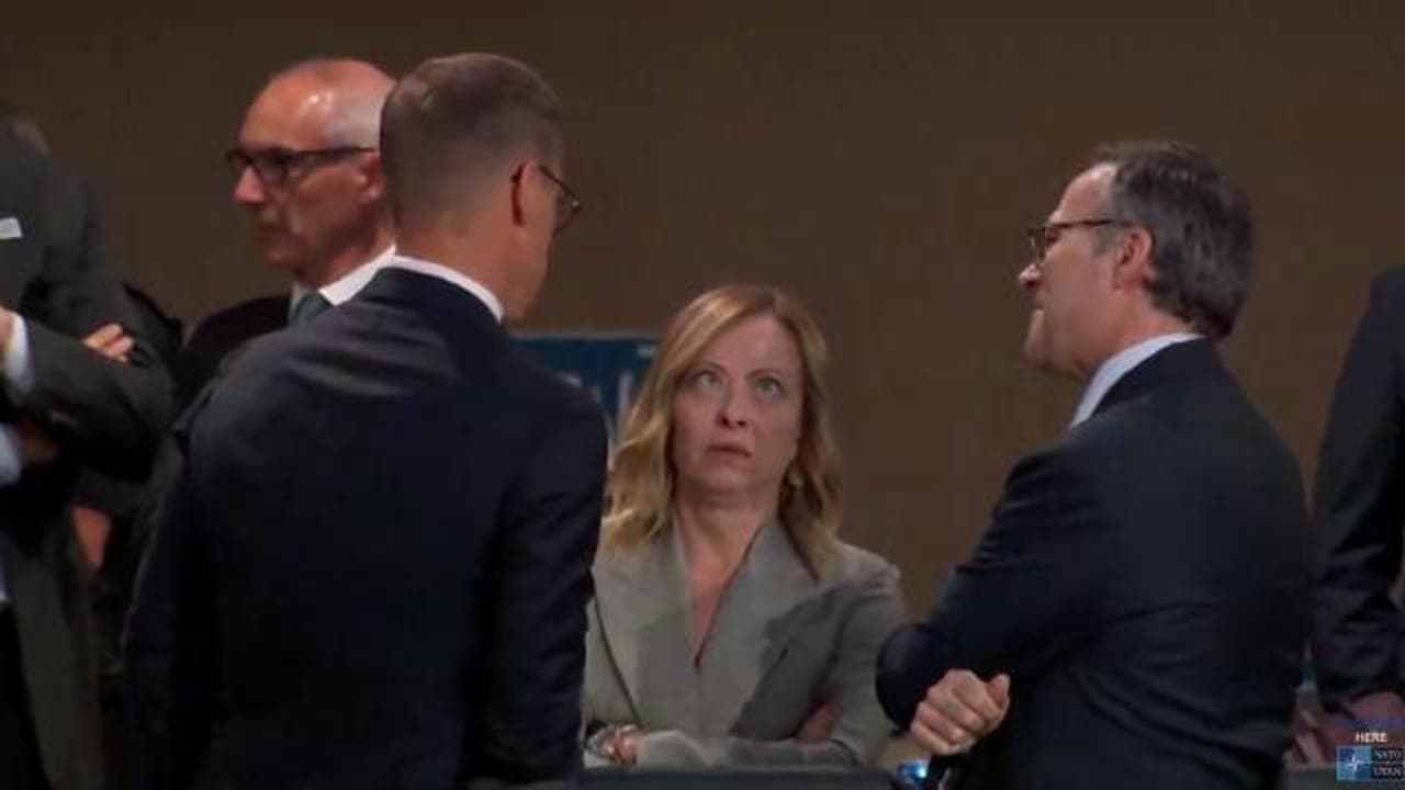Usa, Biden è in ritardo: la smorfia di Meloni nell'attesa