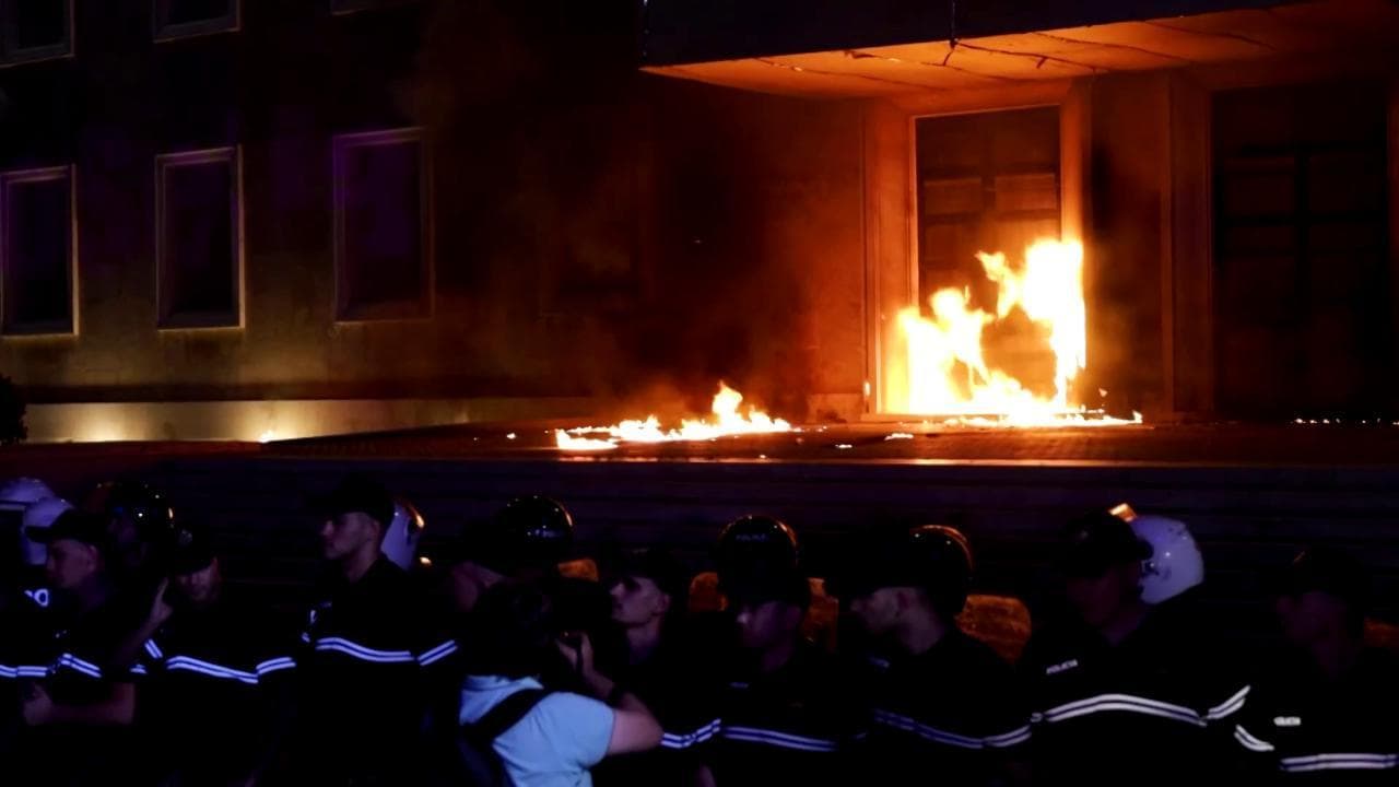 Albania, proteste a Tirana contro Edi Rama: molotov contro il palazzo del governo